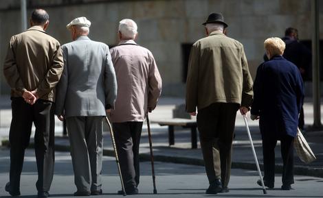 Ubeđeni da im pomoć ne treba čak i kada dođu do IVICE: Stari Mostarci PROKOCKAJU penzije, pa uzimaju kredite i pozajmice