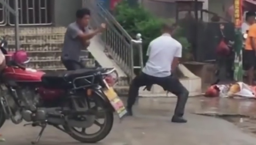 Ubili su se od ALKOHOLA, a onda su počeli da se biju! Epilog je NAJSMEŠNIJA kung fu tuča koju ste dosad videli (VIDEO)