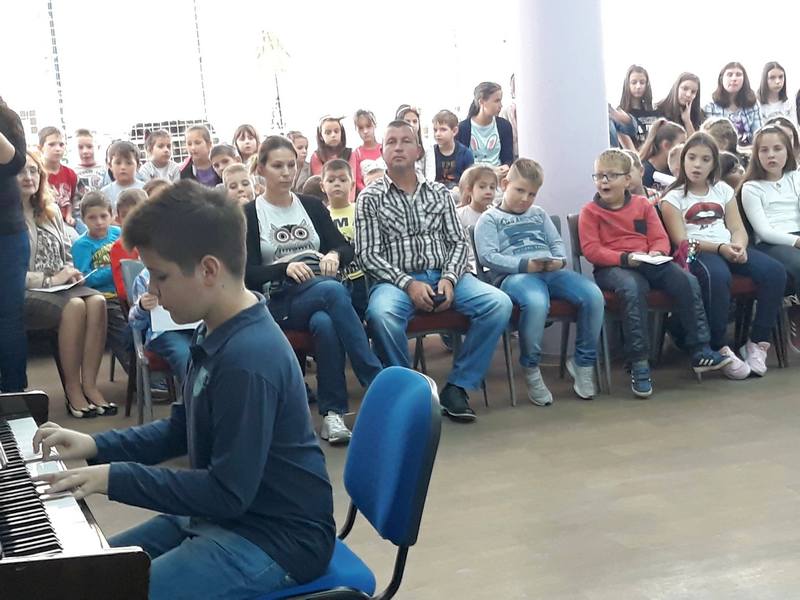 Učenici Muzičke škole “Stanislav Binički” svirali za đake prvake