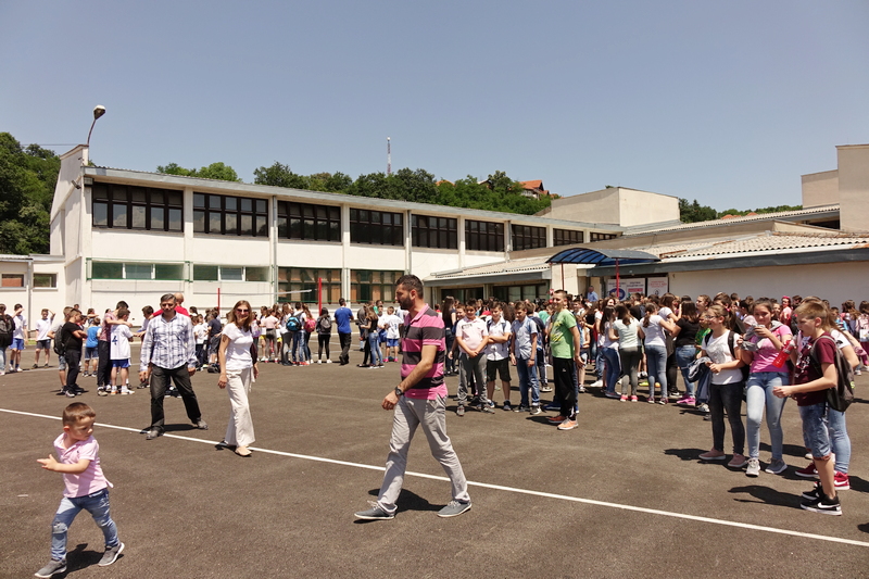 Učenici Osnovne škole „Sveti Sava“ dobili novi sportski teren (VIDEO)