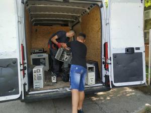 Učenici Trgovinske škole u Nišu prikupili pun kombi elektronskog otpada