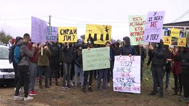Učenici u Lapljem Selu protestuju zbog zagađenja reke
