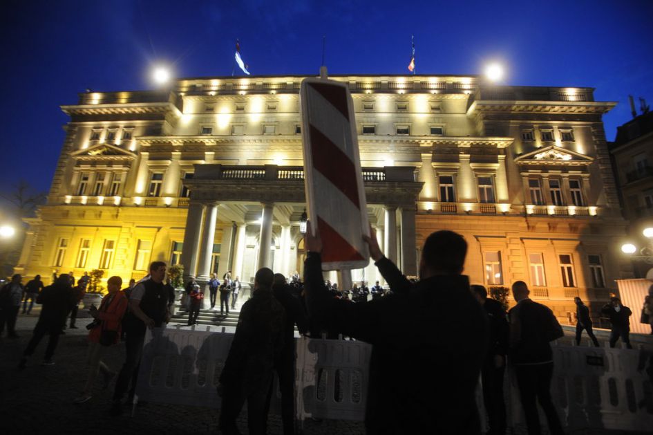 Učesnici protesta doneli ograde pred Skupštinu grada, Vesić osudio divljanje
