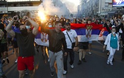 
					Učesnici protesta u Nišu gađali kamenicama i voćem prostorije SNS-a 
					
									
