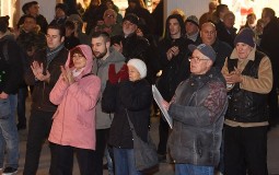 
					Učesnici protesta u Novom Sadu simbolično poslali Vučića u zatvor 
					
									