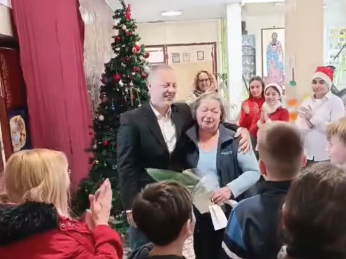 Učiteljica u Niškoj Banji ispraćena u penziju uz „špalir“ đaka i aplauze