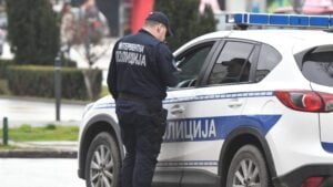 Udarila redarku autom na protestu, pokušala da pobegne – sada optužena za lakše krivično delo, potvrđeno KRIK-u