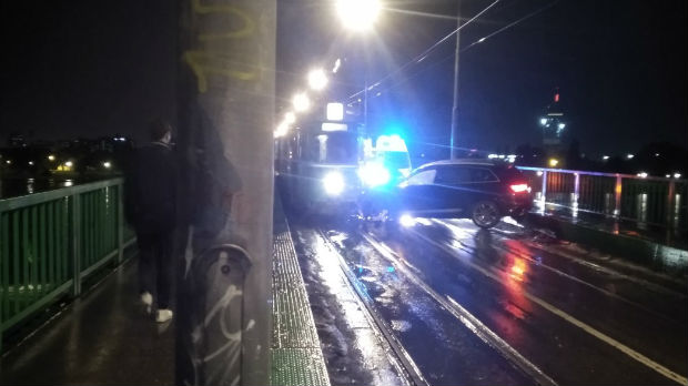 Udes na Starom savskom mostu, automobil udario u tramvaj