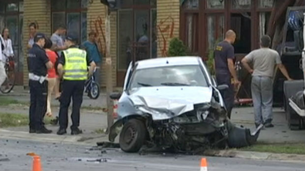 Udes na prometnoj raskrsnici u Zrenjaninu, troje povređenih