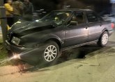 Udes u Čačku: Automobil udario u stub ulične rasvete FOTO