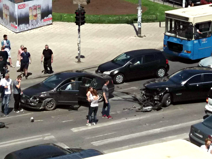 Udes u Novom Sadu: Povređena jedna maturantkinja, nesreća se desila posle plesa (FOTO)