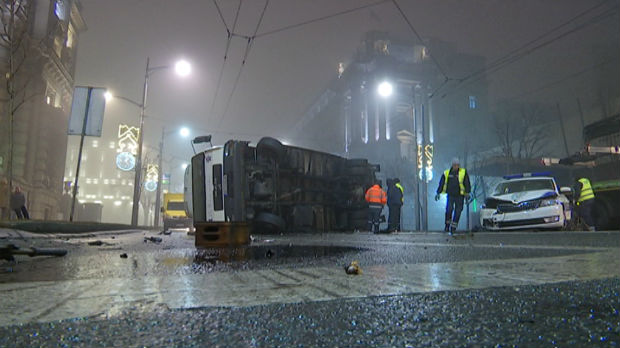 Udes u centru Beograda – kamion se prevrnuo, dve osobe povređene