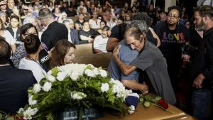 Udovac zapanjen brojem ožalošćenih na sahrani njegove supruge, žrtve pucnjave u El Pasu