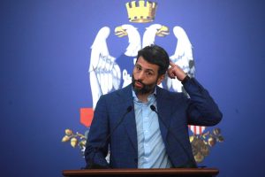Udri, Brus Li: Šapić, „ubijen zagrljajem“