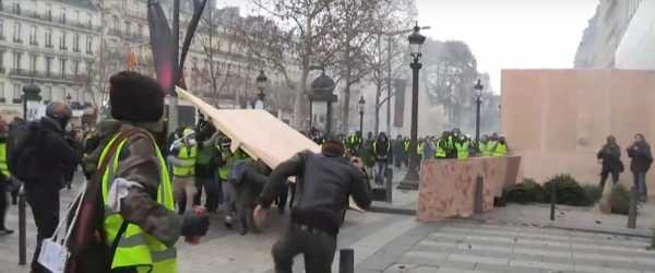 Udri, pucaj, pali: Dramatični snimci demonstranata (VIDEO)