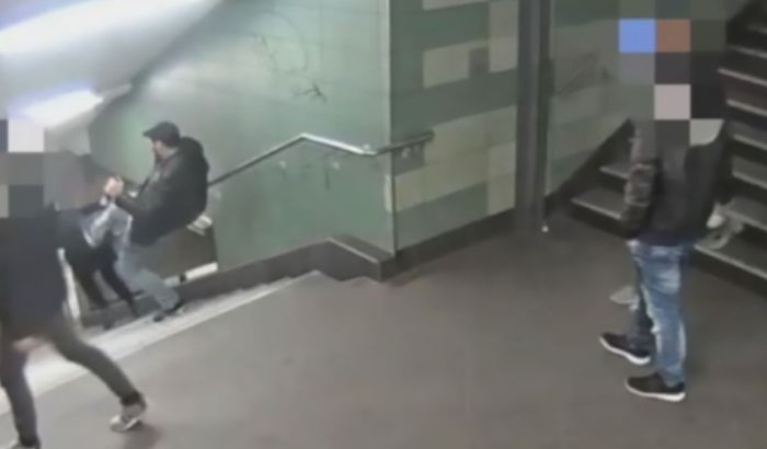 Uhapšen napadač koji je šutnuo devojku niz stepenice berlinskog metroa 