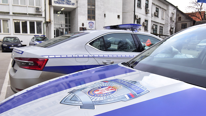 Uhapšena trojica mladića u Boru, osumnjičeni za napad na policajce van dužnosti i devetnaestogodišnjaka