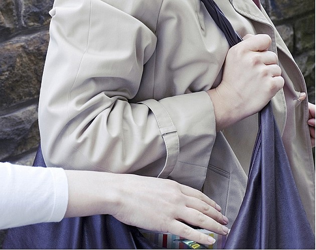 Uhapšeni kradljivci novčanika: Počinili 13 krivičnih dela, tuđim karticama dizali novac