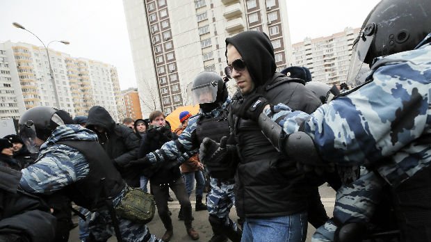 Uhapšeno 263 ruskih ekstremista, oduzeti pištolji, noževi...