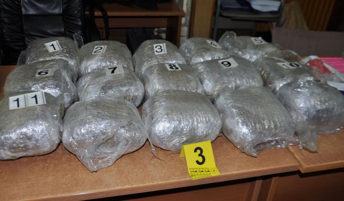 Uhapšeno šest Novosađana, zaplenjeno 20 kilograma droge i 10 bombi