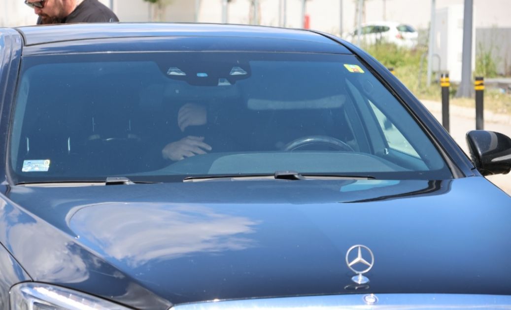 Uhvaćena: Pevačica nasred aerodroma razmenjivala strasti u skupom automobilu