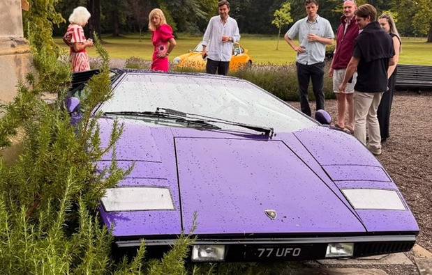 Ukleti Lamborghini je nekako uspeo da se sam upali i skoro zabije u dvorac