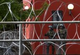 Uklonjena metalna ograda ka sporednom ulazu u opštinsku zgradu u Zvečanu VIDEO