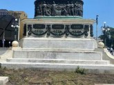 Uklonjeni grafiti sa spomenika knezu Mihailu FOTO