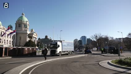 Uklonjeni šatori ispred Doma Narodne skupštine, radnici postavljaju montažne objekte za Novu godinu