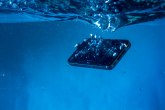 Ukoliko vam telefon upadne u slanu vodu, evo kako ga možete spasiti
