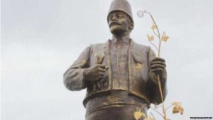 Ukrajina i komunizam: Spomenik Lenjinu obukli u bugarsku narodnu nošnju