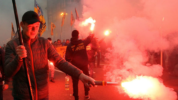 Ukrajina, neonacisti napali ruski kulturni centar i banke