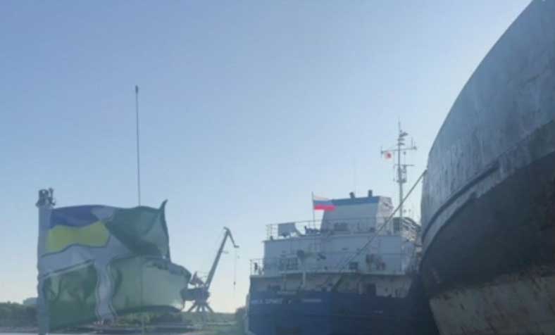 Ukrajina oslobodila ruske mornare ali brod ostaje
