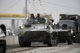 Ukrajinski partizani ili civili? Zatrpali ruski BMP-2 molotovljevim koktelima VIDEO