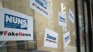 Ulaz u zgradu u kojoj je redakcija Danasa oblepljen natpisima „#FakeNews“