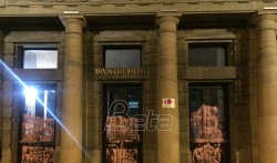 Ulazna vrata Filološkog fakulteta u Beogradu ofarbana ružičasto, s natpisom TV Pink