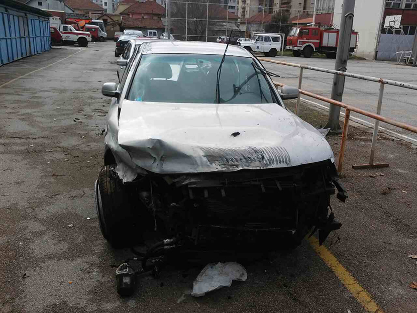 Uleteo automobilom u kafić, počeo da beži, ali ga je policija stigla: Dvoje povređeno u Sremskoj Mitrovici