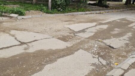 Ulica Patrisa Lumumbe u Nišu mesecima neasfaltirana nakon radova, rupe se šire i ugrožavaju bezbednost
