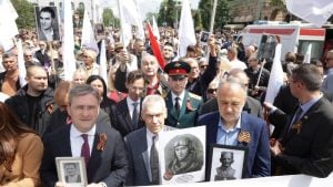 Ulicama Beograda krenula svečana šetnja“Besmrtni puk“: Kolonu predvodi ambasador Rusije Aleksandar Bocan-Harčenko