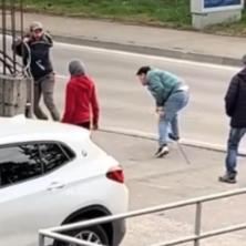 Ulični rat u Bihaću: Snimak šokirao sve na društvenim mrežama - Sevale pesnice i cigle u žestokom obračunu (VIDEO)