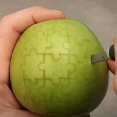 Uložio je NEVEROVATAN trud i napravio ovu sasvim jedinstvenu jabuku! (VIDEO)