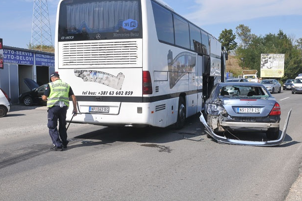 Umalo kobno preticanje: Novopazarski autobus sudario se sa automobilom