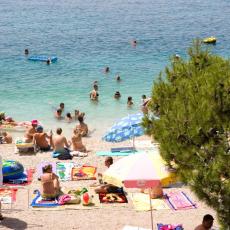 Umesto da ih prigrle, Hrvati konstantno teraju turiste: Počeli da naplaćuju HLADOVINU na plaži!