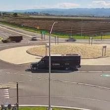 Umesto da im pomogne, kružni tok sludeo vozače – ulaze u pogrešnom smeru (VIDEO)
