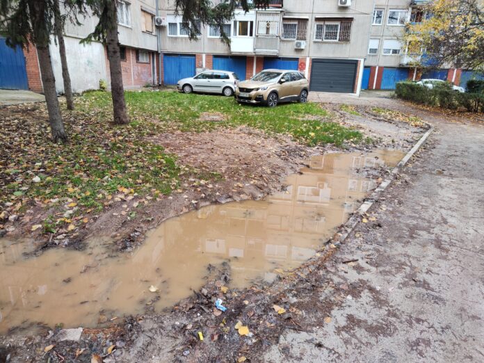 Umesto međublokovskog prostora – „močvara“, stanari Bulevara Nemanjića u Nišu traže reakciju nadležnih