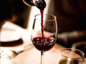 Umesto najskupljeg, greškom dobili NAJJEFTINIJE vino – razliku NISU PRIMETILI