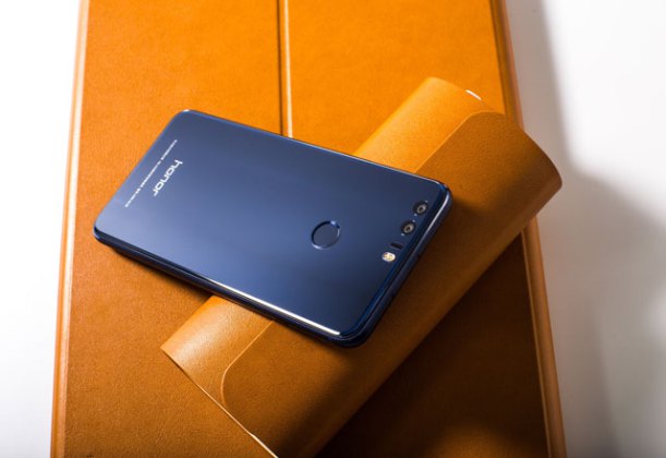 Umetnost dizajna ,,pametnog” telefona – Honor 8 u plavoj boji