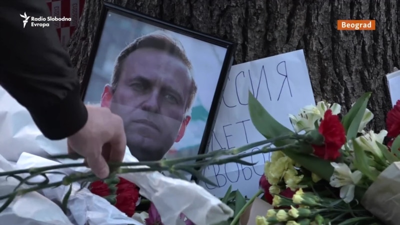 Umrla je poslednja nada: Odavanje pošte Navaljnom ispred Ambasade Rusije u Beogradu