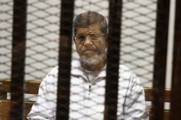 Muhamed Morsi pao u sudu i umro, odneo tajne u grob