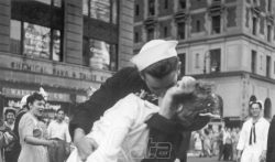 Umro mornar s čuvene fotografije iz 1945. (VIDEO)